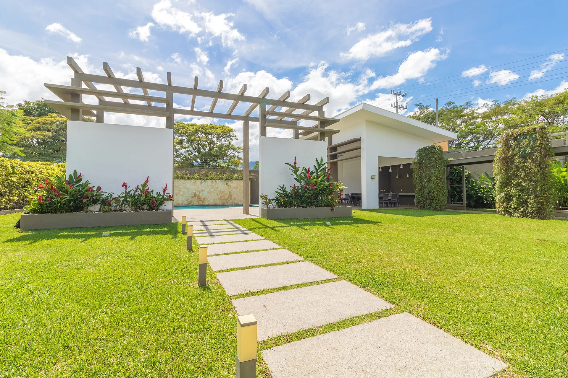 Verdi Lindora Santa Ana (1)